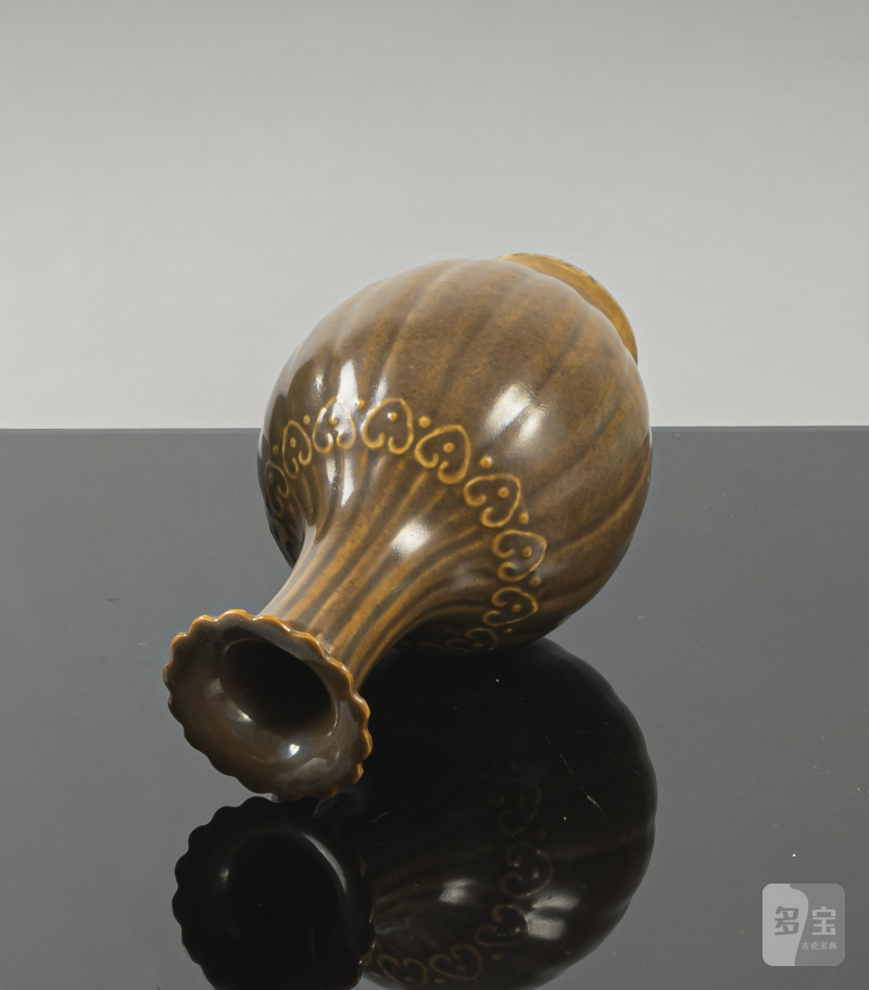 A BROWN-GLAZED AND LOBED ‘RUYI’ VASE - 图2